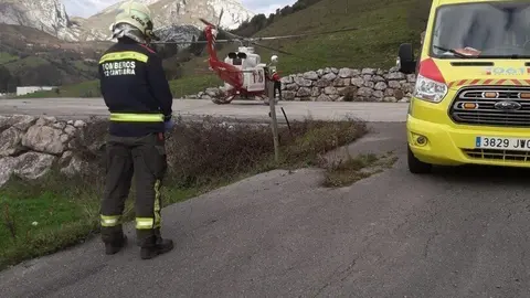 El helic&oacute;ptero del 112 realiza un traslado sanitario urgente de una vecina de Cosgaya