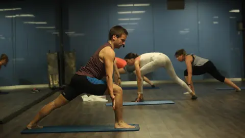 Un entrenador imparte clase a varias personas en una clase de Body Balance en un gimnasio de la cadena O2 en Madrid (Espa&ntilde;a) 