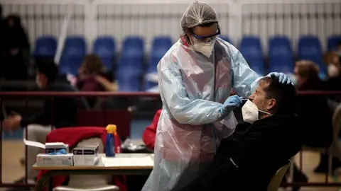 Un sanitario realiza test de ant&iacute;genos de detecci&oacute;n del covid, en la Zona B&aacute;sica de Salud de Felipe II, en M&oacute;stoles, Madrid (Espa&ntilde;a), a 23 de diciembre. Respondiendo a las &aacute;reas sanitarias con mayor transmisi&oacute;n del COVID-19, la Comunidad de Madrid ha pues