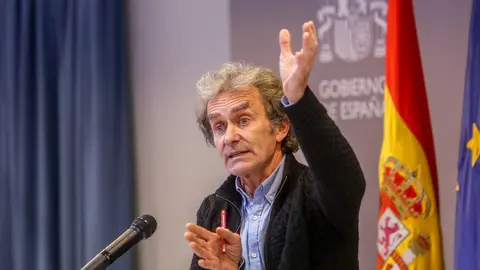 El director del Centro de Coordinaci&oacute;n de Alertas y Emergencias Sanitarias (CCAES), Fernando Sim&oacute;n, durante la rueda de prensa convocada ante los medios de comunicaci&oacute;n en el Ministerio de Sanidad, en Madrid, (Espa&ntilde;a), a 25 de enero de 2021.