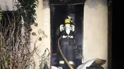 Vivienda incendiada en Sar&oacute;n