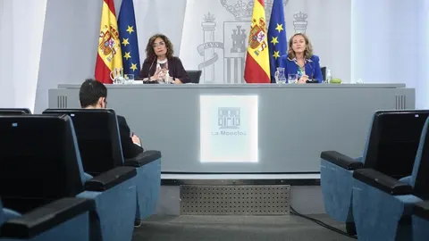 (I-D) La ministra Portavoz y de Hacienda, Mar&iacute;a Jes&uacute;s Montero, y la vicepresidenta y ministra de Asuntos Econ&oacute;micos y Digitalizaci&oacute;n, Nadia Calvi&ntilde;o.