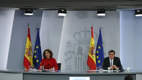 La portavoz del Gobierno y ministra de Hacienda, Mar&iacute;a Jes&uacute;s Montero, y el ministro de Inclusi&oacute;n, Seguridad Social y Migraciones, Jos&eacute; Luis Escriv&aacute; intervienen durante la rueda de prensa posterior al Consejo de Ministros.
