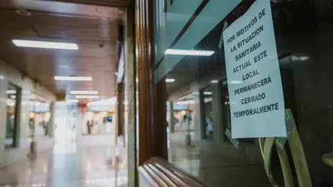 Un c&aacute;rtel en el que anuncia que el local permanecer&aacute; cerrado temporalmente.