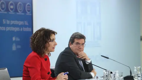 La portavoz del Gobierno y ministra de Hacienda, Mar&iacute;a Jes&uacute;s Montero, y el ministro de Inclusi&oacute;n, Seguridad Social y Migraciones, Jos&eacute; Luis Escriv&aacute; intervienen durante la rueda de prensa posterior al Consejo de Ministros, en el Complejo de la Moncloa, en 