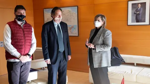 El consejero de Obras P&uacute;blicas, Ordenaci&oacute;n del Territorio y Urbanismo, Jos&eacute; Luis Gochicoa, recibe a la alcaldesa de Camargo, Esther Bolado.