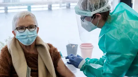 Una sanitaria vacuna en una residencia de Ibiza.