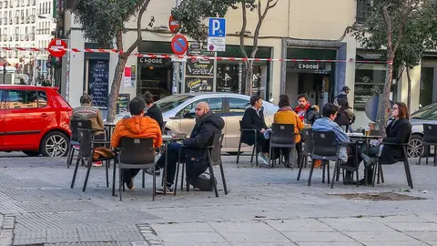 Varias mesas en una terraza del distrito de La Latina en Madrid (Espa&ntilde;a), a 1 de febrero de 2021.