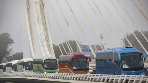 Autocares en la carretera