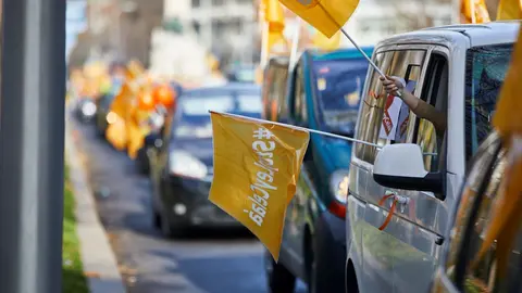 Varios coches circulan durante una manifestaci&oacute;n contra la 'Ley Cela&aacute;', en Madrid, el pasado 20 de diciembre
