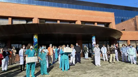 Protesta de los sanitarios de los hospitales de Sierrallana por el retraso en sus segundas dosis de la vacuna contra el coronavirus