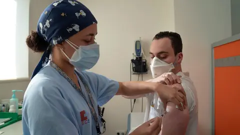 Vacunaci&oacute;n contra el coronavirus a sanitarios
