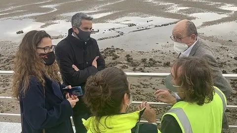El vicepresidente regional, Pablo Zuloaga,  junto a la directora general de Patrimonio, Zoraida Hijosa, y el alcalde de San Vicente, Dionisio Luguera, en la zona donde se ha producido el hallazgo del pecio