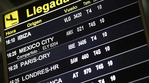 Panel de llegadas de la terminal T4 del Aeropuerto Adolfo Su&aacute;rez Madrid-Barajas.