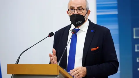 El consejero de Sanidad de Cantabria, Miguel Rodr&iacute;guez