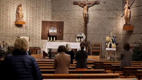 Celebraci&oacute;n de una misa con medidas frente al Covid