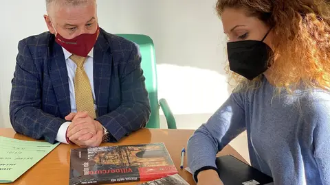 El alcalde de Villaescusa, Constantino Fern&aacute;ndez, y la delegada del Gobierno en Cantabria, Ainoa Qui&ntilde;ones