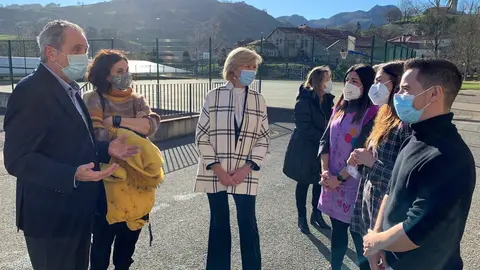 La consejera de Educaci&oacute;n, Marina Lomb&oacute;, en Li&eacute;rganes