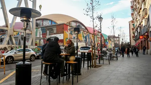 Varias mesas en una terraza del distrito de La Latina en Madrid (Espa&ntilde;a), a 1 de febrero de 2021.