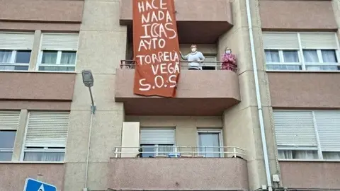 Edificio del n&uacute;mero 6 de la calle Ronda Garcilaso de Torrelavega, que tuvo que ser apuntalado por grietas