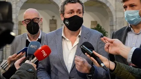 Los portavoces de Cs (F&eacute;lix &Aacute;lvarez), PP (&Iacute;&ntilde;igo Fern&aacute;ndez) y Vox (Crist&oacute;bal Palacio)