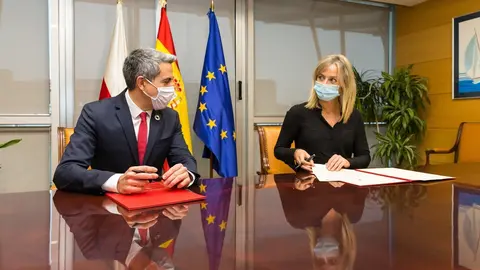 El vicepresidente del Gobierno y la alcaldesa de Castro Urdiales firman un convenio de colaboraci&oacute;n para rehabilitar el Cargadero mineral de D&iacute;cido de Mio&ntilde;o, en Castro Urdiales