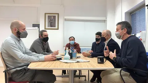 El director de Salud P&uacute;blica, Reinhard Wallmann, con las cofrad&iacute;as de pescadores