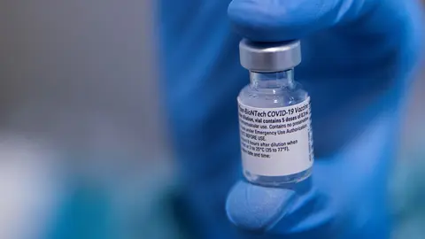 Vial de la vacuna de Pfizer / BioNtech contra la COVID-19.