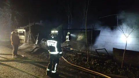 Bomberos sofocan el incendio de un cobertizo en Cay&oacute;n