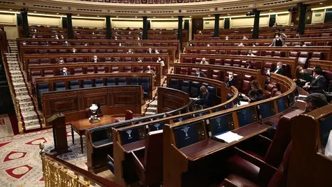 Miembros del Congreso sentados en el hemiciclo durante una sesi&oacute;n plenaria celebrada en el Congreso de los Diputados, en Madrid, (Espa&ntilde;a), a 4 de febrero de 2021. 