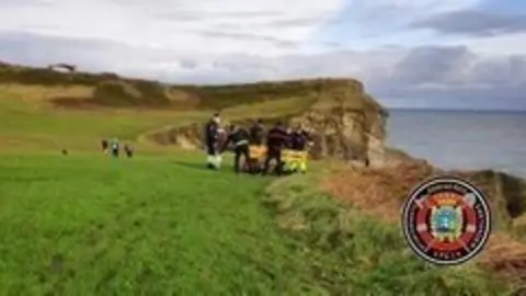 Bomberos de Santander rescatan a un senderista en la senda costera