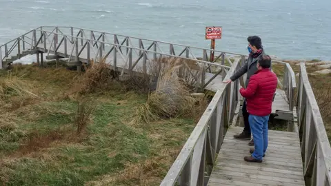 El portavoz del PSOE Santander, Daniel Fern&aacute;ndez, en la senda costera