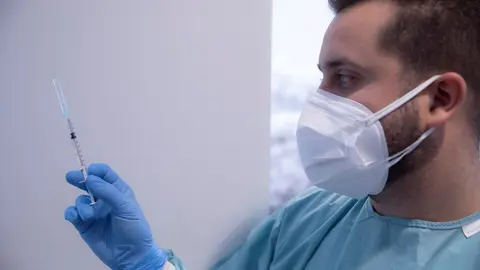 Un sanitario manipula una jeringa con la vacuna de Pfizer / BioNtech contra la Covid-19 en el hospital. 