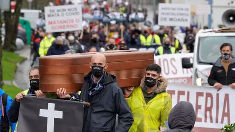 Trabajadores del sector hostelero sostienen una l&agrave;pida frente a la Xunta de Galicia como signo de protesta, en Santiago de Compostela, A Coru&ntilde;a, Galicia, (Espa&ntilde;a),  