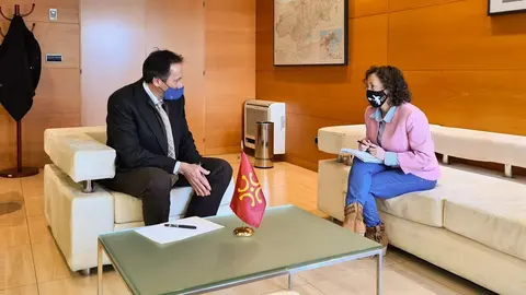 El consejero de Obras P&uacute;blicas, Ordenaci&oacute;n del Territorio y Urbanismo, Jos&eacute; Luis Gochicoa, se re&uacute;ne con la alcaldesa de Molledo, Ver&oacute;nica Mantec&oacute;n