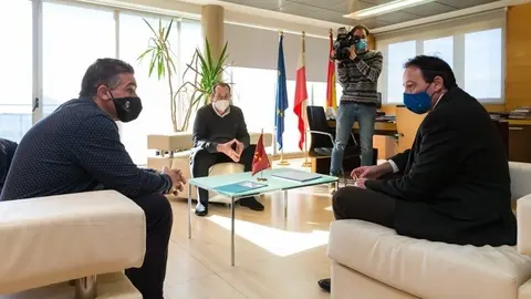 12:00.- Despacho del consejero. El consejero de Obras P&uacute;blicas, Ordenaci&oacute;n del Territorio y Urbanismo, Jos&eacute; Luis Gochicoa, recibe al alcalde de Argo&ntilde;os, Jos&eacute; Barruetabe&ntilde;a. 8 de febrero de 2021 &copy; Ra&uacute;l Lucio