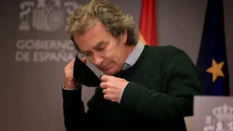 El director del Centro de Coordinaci&oacute;n de Alertas y Emergencias Sanitarias (CCAES), Fernando Sim&oacute;n se quita la mascarilla durante una rueda de prensa convocada ante los medios de comunicaci&oacute;n en el Ministerio de Sanidad para informar sobre la evoluci&oacute;n de