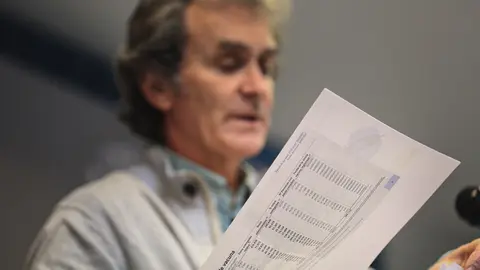 El director del Centro de Coordinaci&oacute;n de Alertas y Emergencias Sanitarias (CCAES), Fernando Sim&oacute;n con documentos durante una rueda de prensa convocada ante los medios de comunicaci&oacute;n en el Ministerio de Sanidad para informar sobre la evoluci&oacute;n del corona