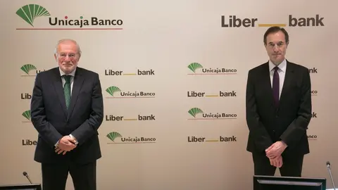 Manuel Azuaga (Unicaja) y Manuel Men&eacute;ndez (Liberbank)