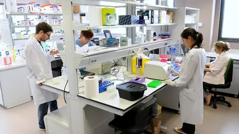 Investigadores en un laboratorio.