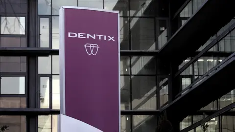 Logo de Dentix en la sede de la firma de salud dental, situada calle de la Ribera del Loira