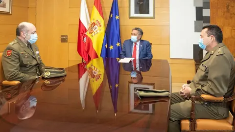 El presidente de Cantabria, Miguel &Aacute;ngel Revilla, recibe al general Juan Carlos Gonz&aacute;lez, jefe de la Divisi&oacute;n San Marcial del Ej&eacute;rcito de Tierra