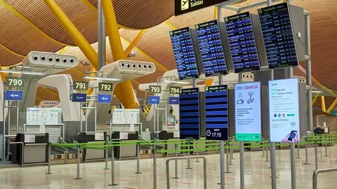 Interior de la terminal T4 del Aeropuerto Adolfo Su&aacute;rez Madrid-Barajas