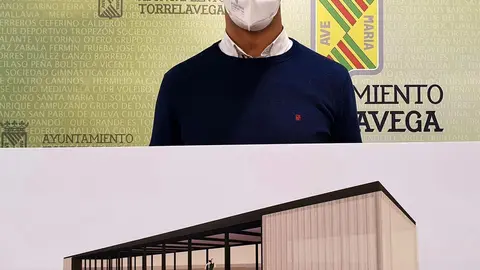El concejal de Deportes, Nacho Gonz&aacute;lez, presenta el proyecto del m&oacute;dulo cubierto de atletismo