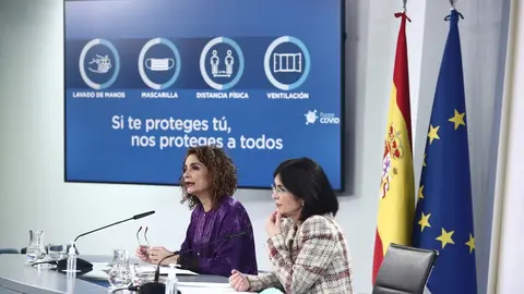 La ministra portavoz y de Hacienda, Mar&iacute;a Jes&uacute;s Montero (i), y la ministra de Sanidad, Carolina Darias, comparecen en rueda de prensa posterior al Consejo de Ministros en Moncloa, Madrid (Espa&ntilde;a), a 9 de febrero de 2021. La comparecencia se produce tras u