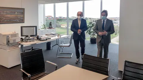 El Consejero De Industria, Turismo, Innovaci&oacute;n, Transporte Y Comercio, Javier L&oacute;pez Marcano, Se Entrevista Con El Presidente De La Federaci&oacute;n De Municipios De Cantabria Y Alcalde De Reoc&iacute;n, Pablo Diestro