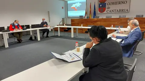 El consejero de Industria, Javier L&oacute;pez Marcano, a la derecha, en la reuni&oacute;n con miembros de la Plataforma Rural Inteligente