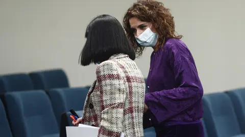 La ministra portavoz y de Hacienda, Mar&iacute;a Jes&uacute;s Montero (d), y la ministra de Sanidad, Carolina Darias, al finalizar una rueda de prensa posterior al Consejo de Ministros en Moncloa, Madrid (Espa&ntilde;a), a 9 de febrero de 2021. La comparecencia se produce tra