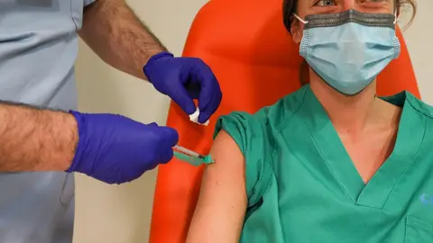 Un trabajador sanitario inyecta una dosis de la de Pfizer-BioNTech contra la Covid-19 a una sanitaria del Hospital Infanta Sof&iacute;a de San Sebasti&aacute;n de los Reyes, Madrid (Espa&ntilde;a), a 9 de febrero de 2021. Los sanitarios comenzaron a vacunarse en el hospital e