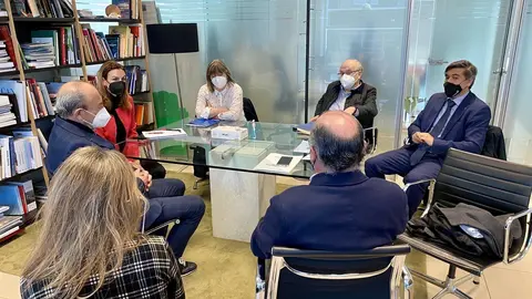 El consejero, Javier L&oacute;pez Marcano, con el presidente de Asociaci&oacute;n de Agencias de Viajes y Operadores de Turismo de Cantabria, Eduardo Garc&iacute;a